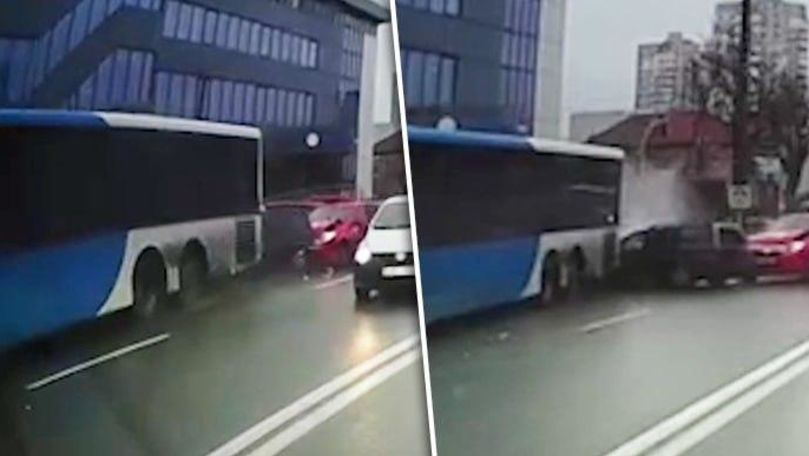 Filmare virală: Momentul când autobuzul avariază cele 15 mașini