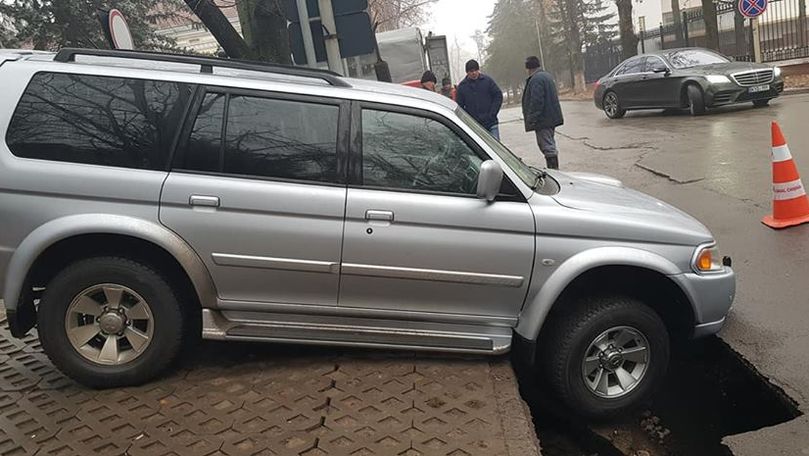 Șoferul mașinii înghițite de crater, angajat al Parlamentului