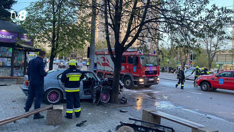 Accident în ajunul Paștelui: Un BMW a ajuns într-un copac. Trei răniți