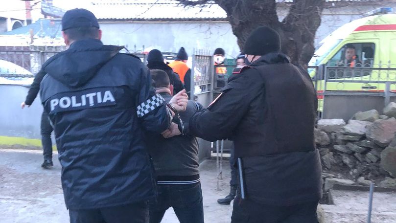 Comrat: Bărbat, reținut după ce a amenințat carabinierii cu ciocanul