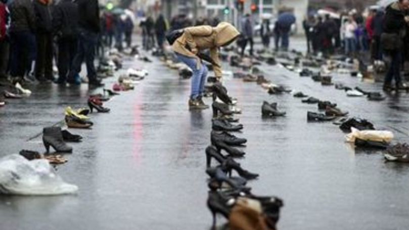 Protest: Încălțămintea moldovenilor plecați, expusă la Chișinău