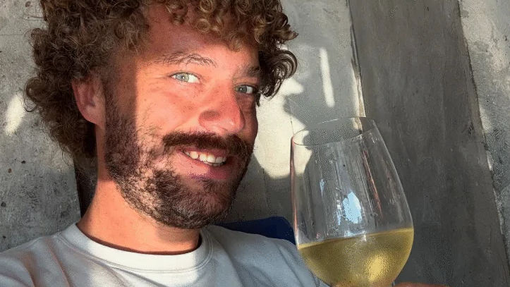 Un vlogger rus a lăudat vinurile din R. Moldova printr-o postare poetică
