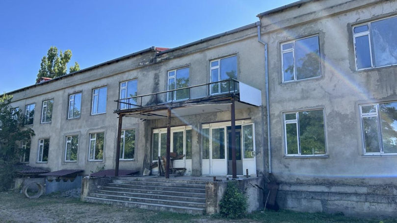 Experții din Chișinău, opriți să intre într-o clădire a liceului Evrika