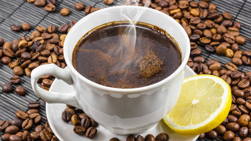 Ce beneficii îți poate aduce câţiva stropi de lămâie în cafea