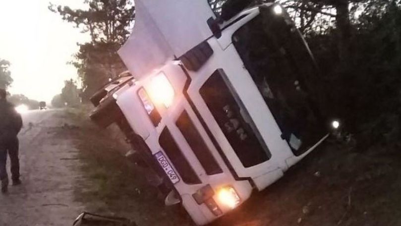 Accident la Anenii Noi: Un TIR s-a răsturnat pe marginea drumului
