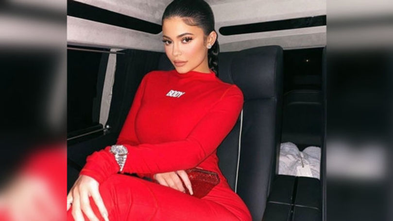 Kylie şi Kendall Jenner au promovat produse Apple contrafăcute