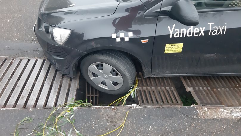 Un taxi a rămas blocat într-un canal de scurgere în centrul Capitalei
