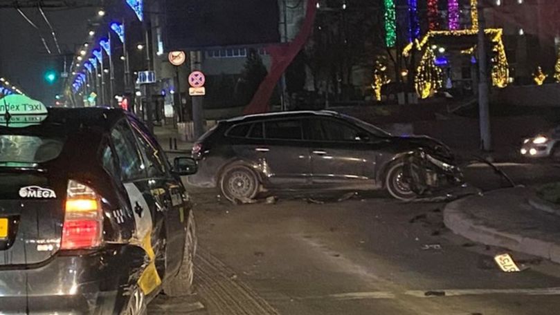 Accident cu implicarea unui taxi la o intersecție din centrul Capitalei