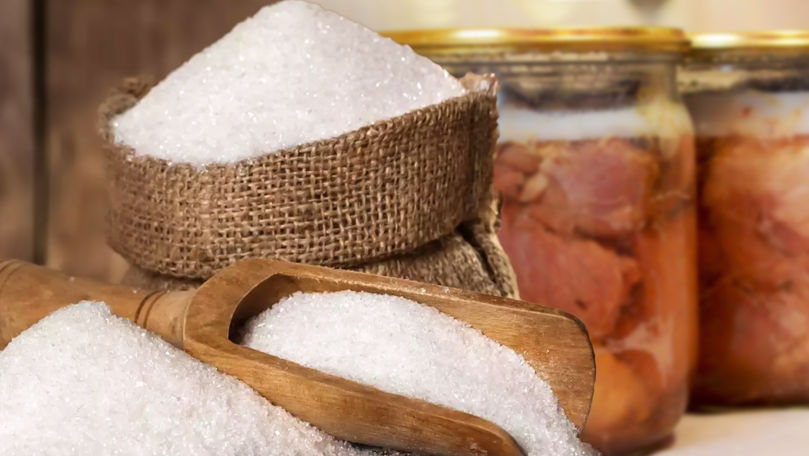 Агентство материальных резервов продает сахар и тушенку из своих запасов.