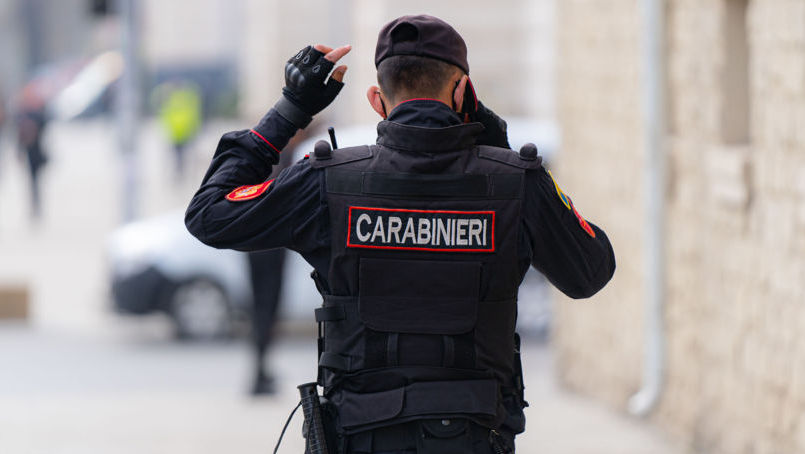 Două persoane căutate pentru furt, identificate de carabinieri