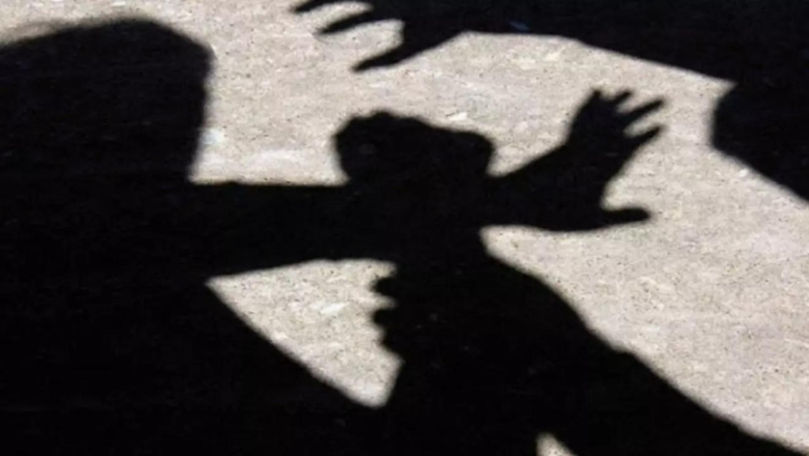 Un profesor din România, agresat de doi bărbați în curtea școlii