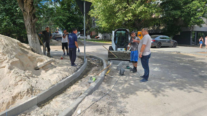 Lucrările pe strada Nicolae Costin din sectorul Buiucani continuă