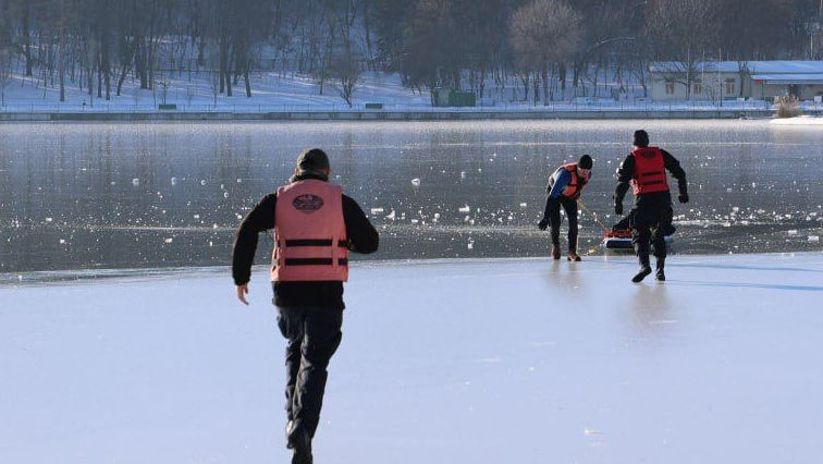 Подросток утонул в озере в столичном парке "Ла Извор", провалившись под лед.
