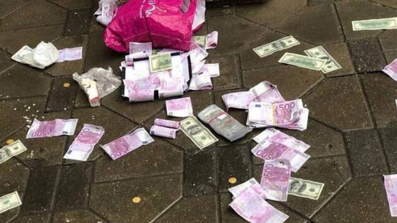 Ninsoare cu bani la Moscova: Un individ a aruncat 500 euro și 100 dolari