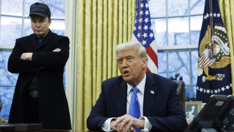 Trump îi declară război lui Musk: Ar trebui să-și închidă prăvălia