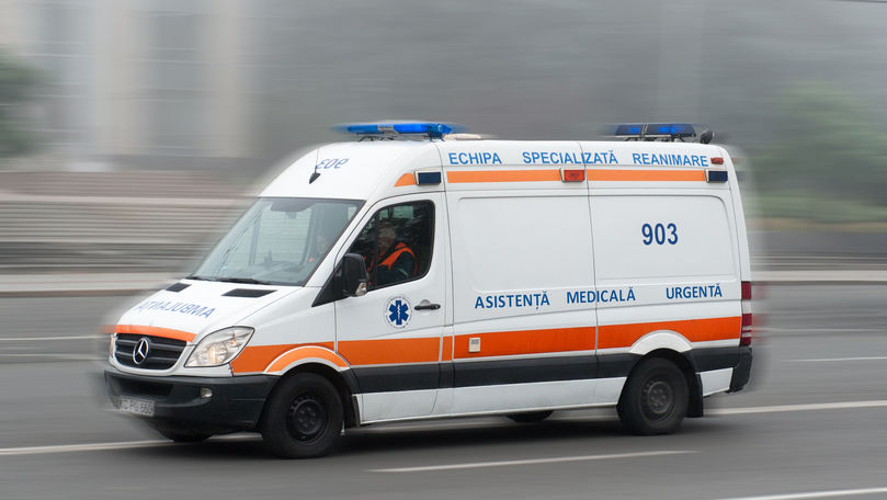 Ambulanță cu carton în loc de geam, surprinsă de un pacient spre spital
