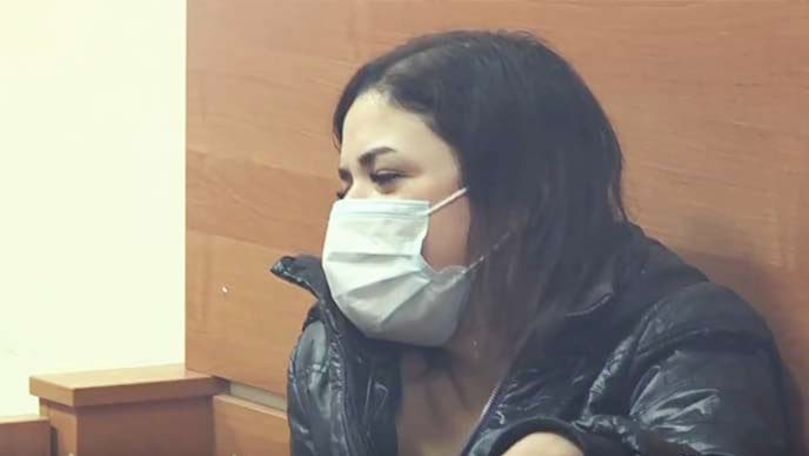 Fata care și-a ucis mama, filmată cum râde în hohote pe banca acuzaților