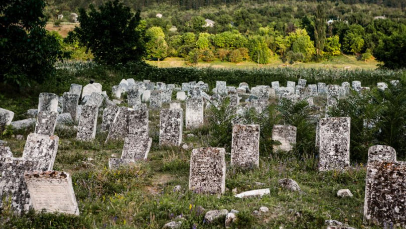 Cum arată unul dintre cele mai mari cimitire evreiești din Moldova