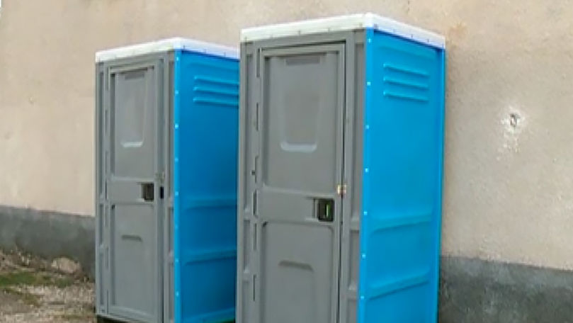 Elevii unui sat din Criuleni nu au toaletă la școală de aproape un an