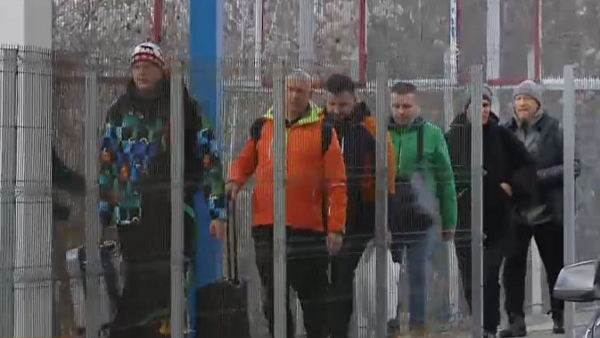 Imagini de la frontiera română: Zeci de ucraineni vin pe jos în România