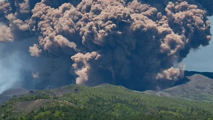 Vulcanul Etna a erupt din nou. Imagini cu turiștii care fug speriați
