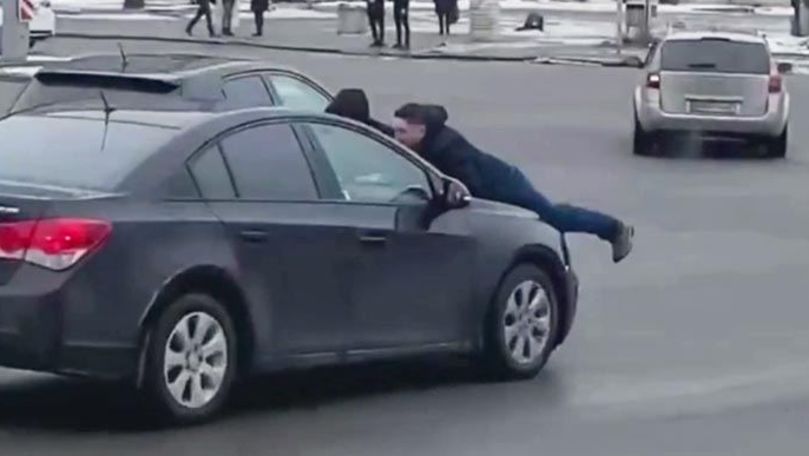Activiști StopHam Moldova, filmați cum sunt plimbați pe capota mașinii