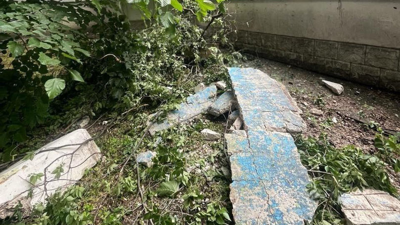 Detalii despre balconul deteriorat de la un cămin studențesc