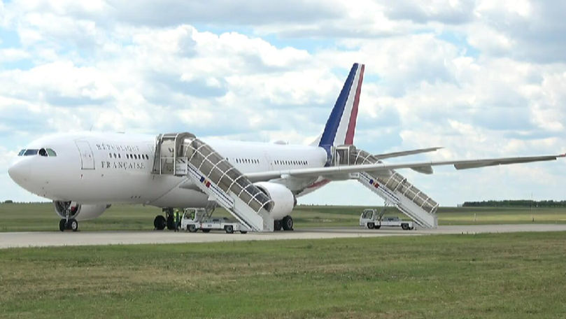 Macron a ajuns în Moldova: A fost întâmpinat pe aeroport de Popescu