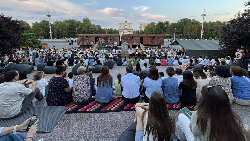 Zeci de persoane au privit spectacolul Tema pentru acasă la Guvern