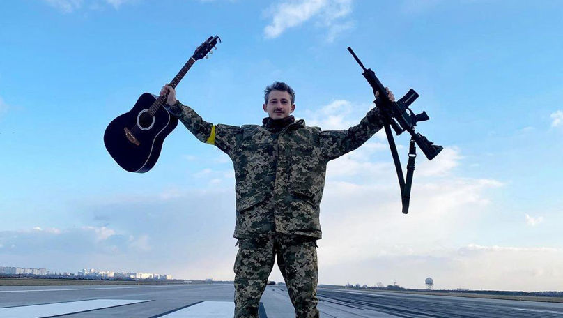 Cu chitara pe spate și arma în mână: Vedetele ucrainene care luptă
