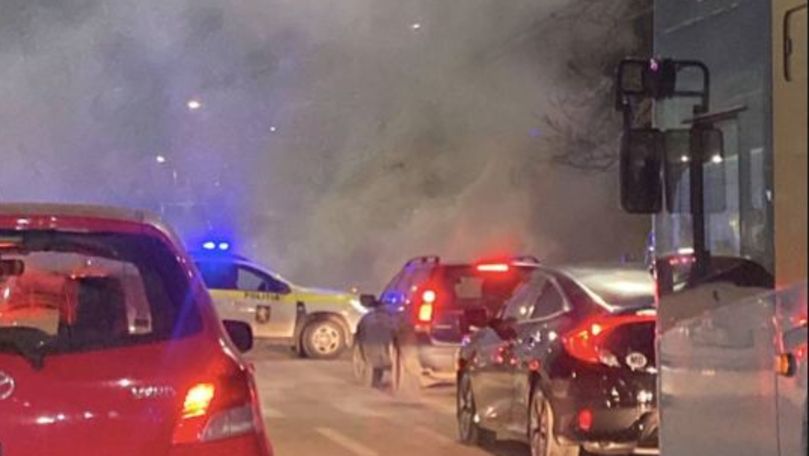 O mașină, filmată cum arde pe o stradă din Capitală