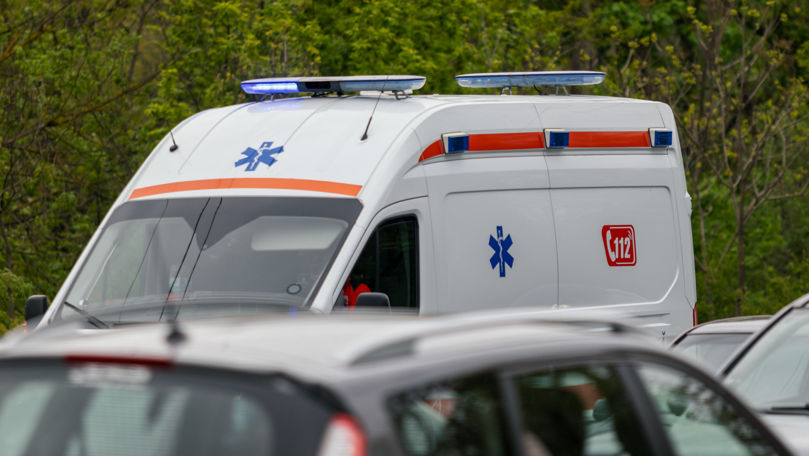 O femeie care trecea strada neregulamentar, lovită de o motocicletă