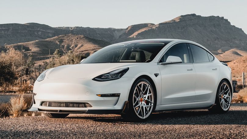 Tesla повысит дорожный просвет Model 3 для страны с плохими дорогами.