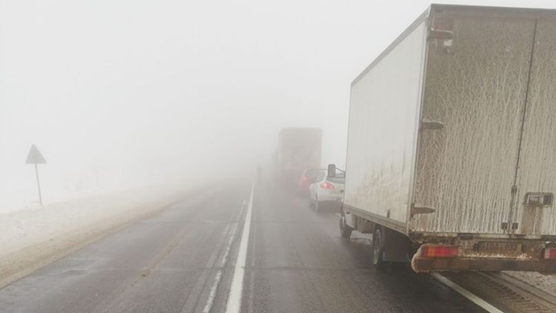 Trafic paralizat pe traseul Leușeni-Chișinău din cauza unui TIR blocat