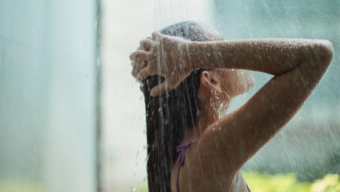 Este sau nu bine să îți speli părul în fiecare zi. Ce spun dermatologii
