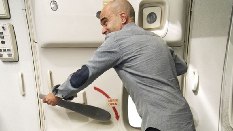 Un bărbat a încercat să deschidă ușa avionului în timpul zborului