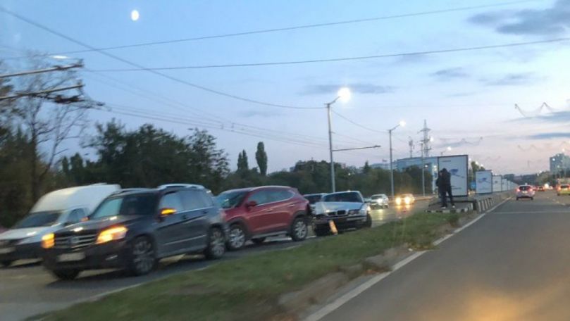 Accident în lanț pe bulevardul Dacia din Capitală: Trei mașini, avariate