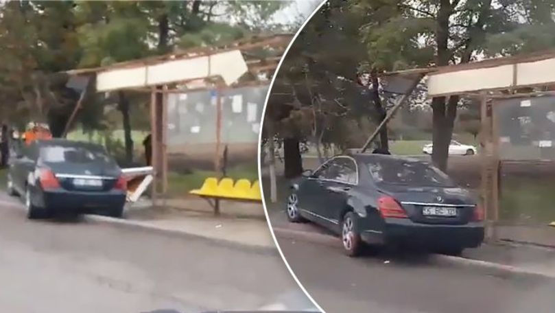 Автомобиль Mercedes въехал в троллейбусную остановку на Чеканах.