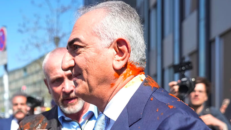 Наследного принца Ирана облили кетчупом. Фото: The Associated Press