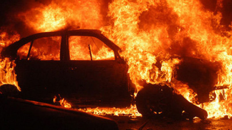 O mașină, filmată cum a luat foc în apropiere de Cricova
