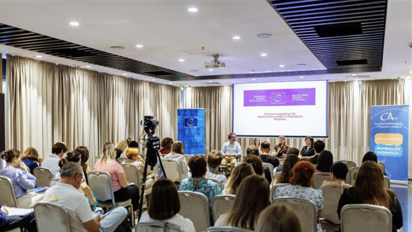 Studiu: Moldovenii cred că social media e falsă, dar 64% o citesc zilnic