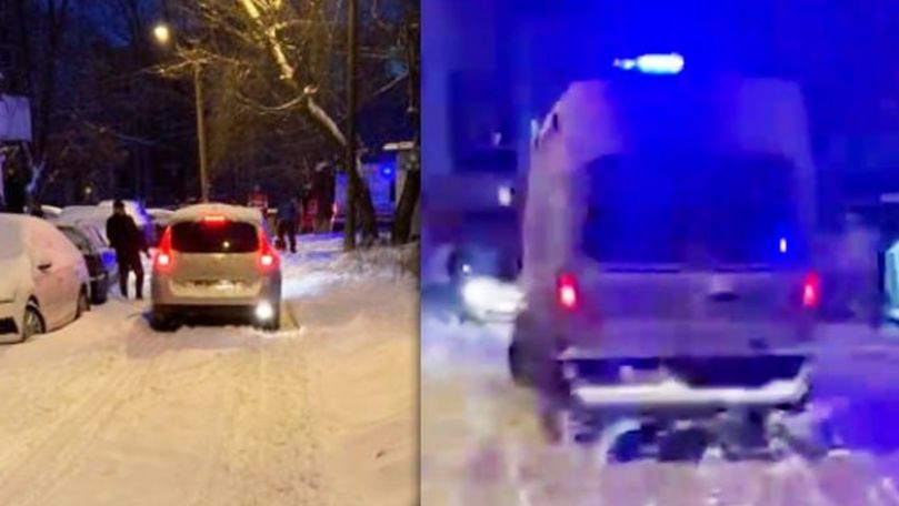 O ambulanță, blocată pe o stradă din Chișinău din cauza zăpezii