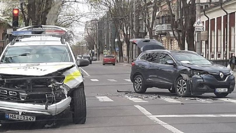 O mașină de poliție, implicată într-un accident în centrul Capitalei