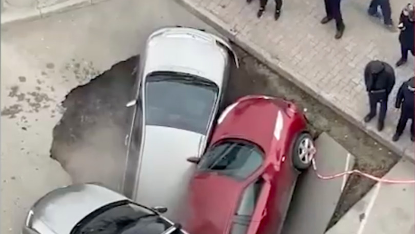 Două mașini, filmate într-o groapă cu apă clocotită apărută în asfalt