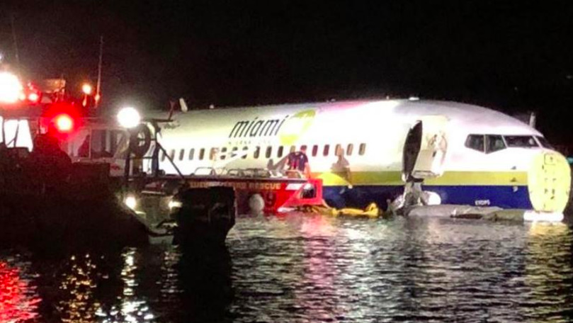 Alertă în SUA: Avion cu 143 de persoane, căzut în râu la aterizare
