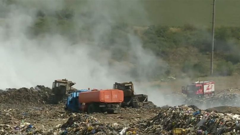Власти не исключают, что пожар на свалке в Цынцаренах вспыхнул не сам по себе.