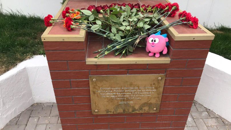 Кишиневцы несут цветы к посольству России после трагедии в Шереметьево.