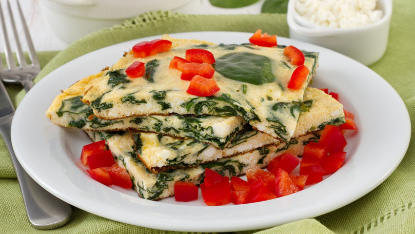 Omletă cu lobodă și brânză telemea. Rețetă rustică, de sezon