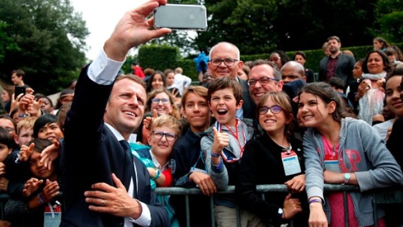 Cum l-a pus la punct Macron pe un tânăr care i s-a adresat cu Manu