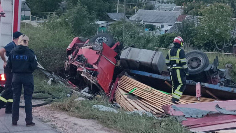 O familie din Anenii Noi stă de o lună cu un tir răsturnat în curte